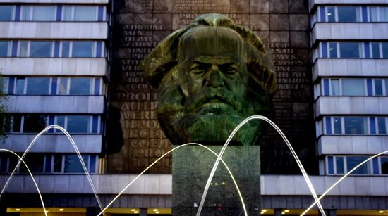 Lightpainting vor dem Karl-Marx-Monument Chemnitz